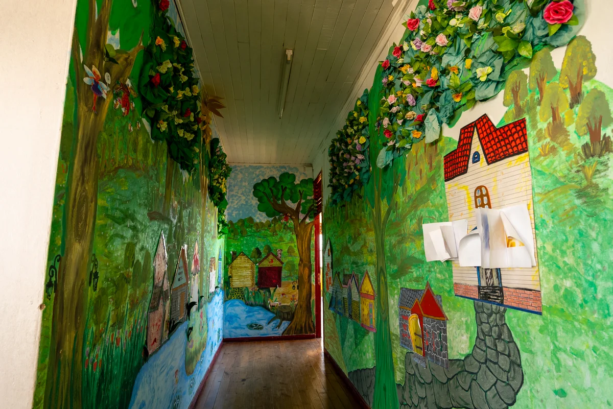 Acceso decorado con murales a la biblioteca del colegio