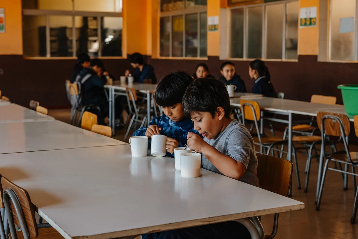 Estudiantes compartiendo durante la alimentación en los comedores
