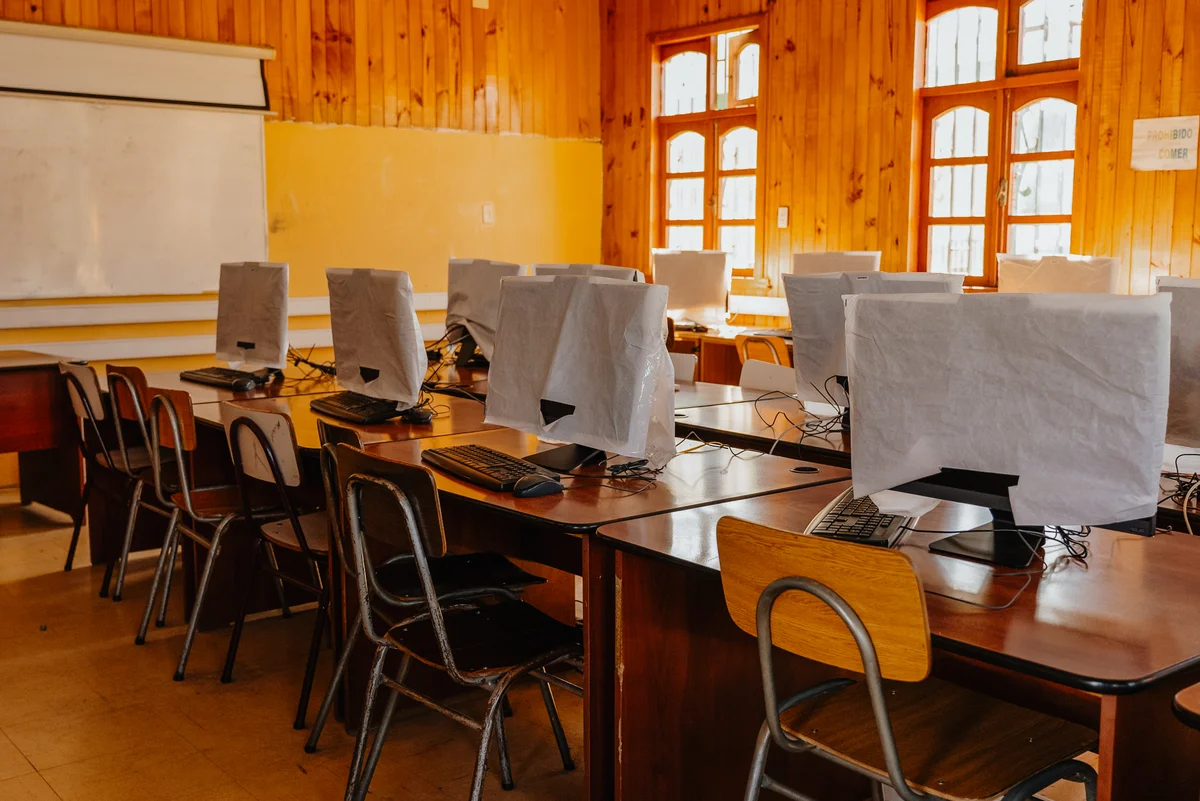 Sala de computación de Enseñanza Básica con sus puestos de trabajo