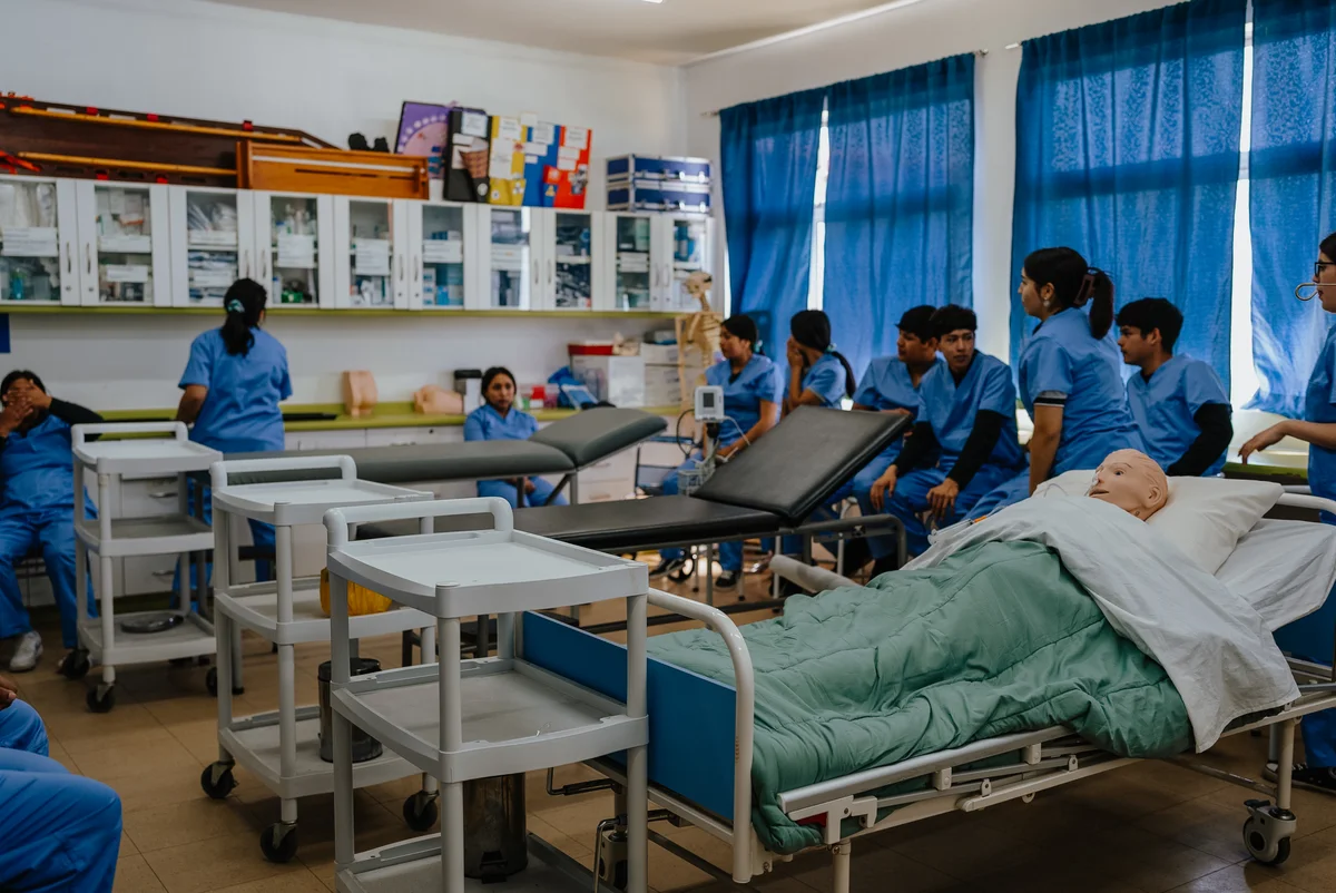 Estudiantes y equipamiento de práctica en el laboratorio de Enfermería