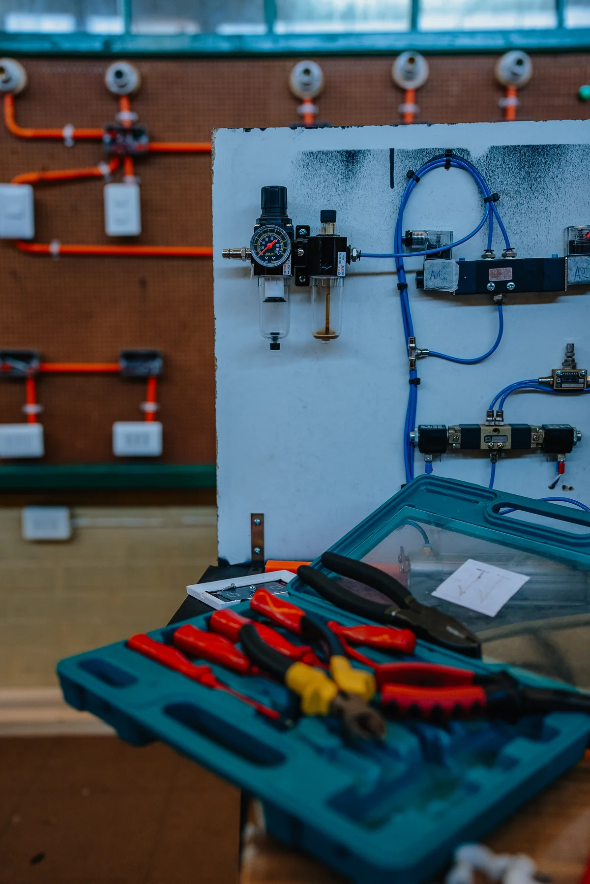 Herramientas y equipos de práctica del taller de Electrónica